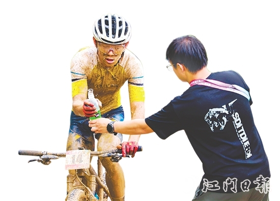 參賽選手在比賽中途補(bǔ)充水分。