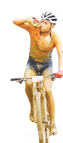 測(cè)試賽中，高難度賽道讓選手成了“小泥人”。