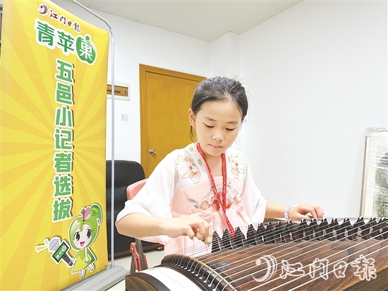 學(xué)生自信地展現(xiàn)才藝。