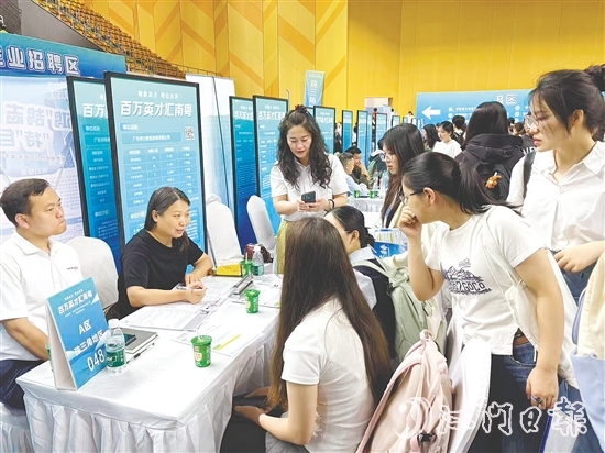 恩平市人社局組織企業(yè)進高校招聘人才。