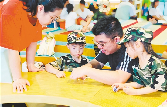 活動中，親子共同拼接軍事武器小拼圖。