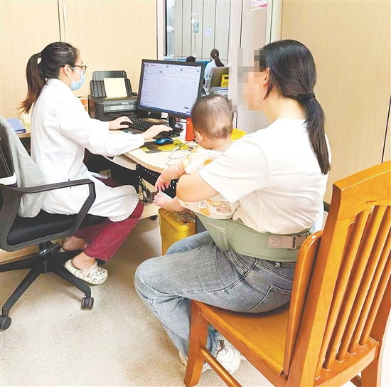 醫(yī)生為水痘患兒看診。