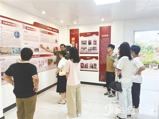 青年了解當(dāng)年知青到下麗村與村民同吃同住同勞動的歲月。