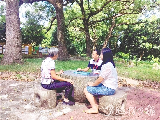 人大代表認(rèn)真聽(tīng)取群眾建議。