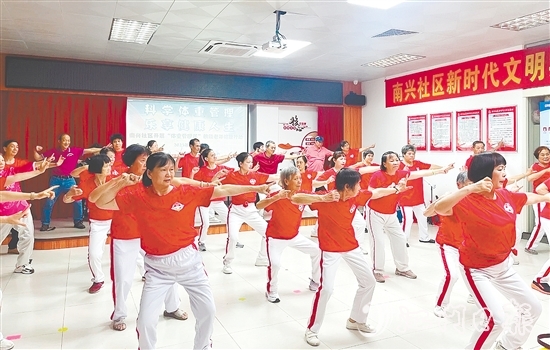 南興社區(qū)新時(shí)代文明實(shí)踐站將傳統(tǒng)中醫(yī)養(yǎng)生功法八段錦與體重管理目標(biāo)相結(jié)合，推出特色八段錦課程，廣受居民歡迎。