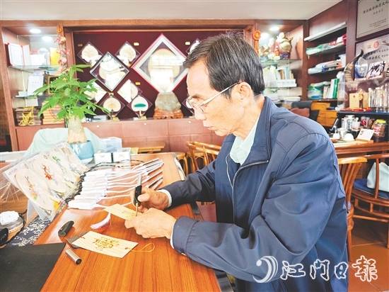 廖惠林使用電烙筆繪制葵藝書簽。