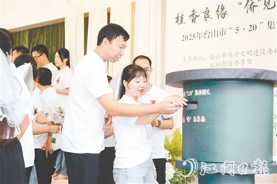 新人們將手寫(xiě)婚書(shū)投入郵筒，以信箋為媒，寄寓“執(zhí)子之手，與子偕老”的承諾。