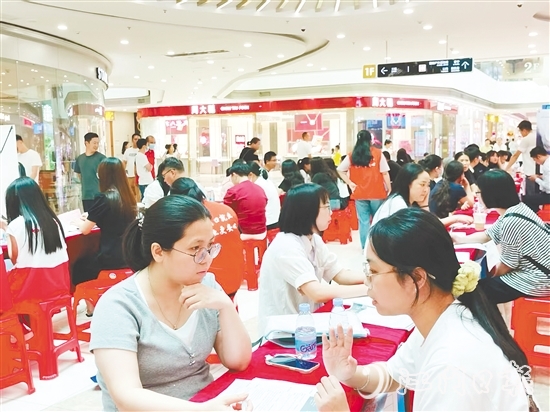 臺山市構(gòu)建“驛站+市場+企業(yè)”三位一體服務(wù)模式，通過定期舉辦專場招聘會、開發(fā)零工即時對接平臺、建立重點企業(yè)用工聯(lián)盟，實現(xiàn)就業(yè)服務(wù)24小時“不打烊”。