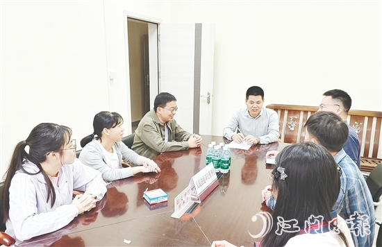 吳文彪（中）整合各方力量資源，努力化解矛盾糾紛。