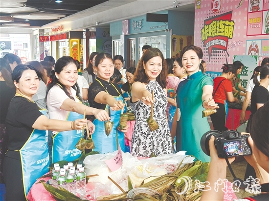 恩平市舉辦慈善包粽活動，這是這座“感恩之城”一年一度的溫情盛會。
