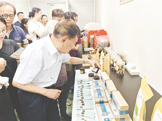 香港客人參觀江門市新會(huì)陳皮研究院。