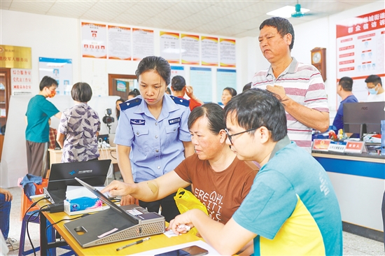 活動為群眾提供“現場拍照+當場辦證”“一站式”辦理便民服務。