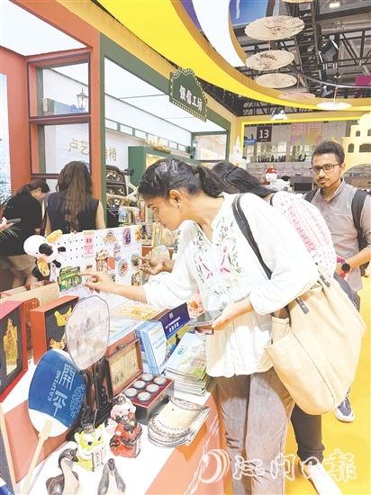 富有僑鄉(xiāng)特色的開平文創(chuàng)產(chǎn)品吸引外籍客商關(guān)注。