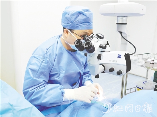 陳新宇為患者進行手術中。