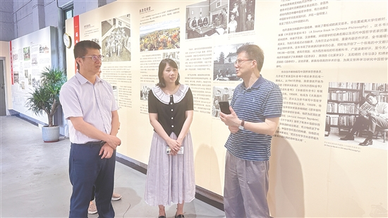 王海龍（右）探訪陳榮捷故里，深入了解陳榮捷的生平細節(jié)。