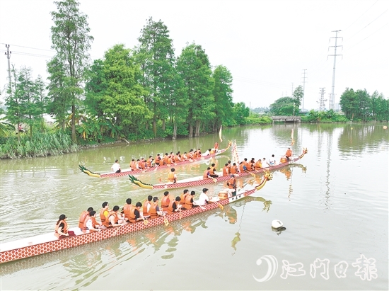 江海區(qū)組織新市民參加龍舟體驗(yàn)活動(dòng)。