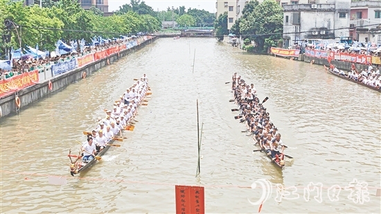 扒丁們?cè)诒荣愔袏^力劃槳。