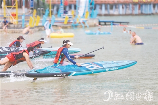 選手們以最快速度沖向終點。