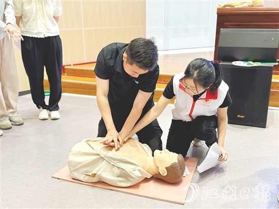 學(xué)員在講師的悉心指導(dǎo)下分組進(jìn)行模擬操作，體驗(yàn)急救過程，提升應(yīng)急處置能力。