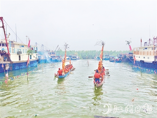 5月28日，汶村鎮(zhèn)漁業(yè)村村民在橫山漁港舉行龍舟巡游活動(dòng)。