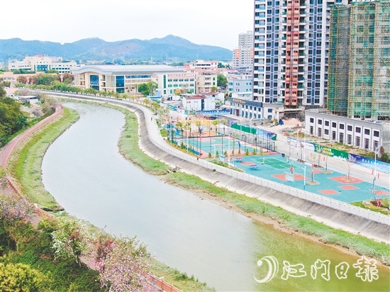 大江鎮(zhèn)濱水休閑公園已成為群眾健康休閑的“熱門(mén)打卡地”。