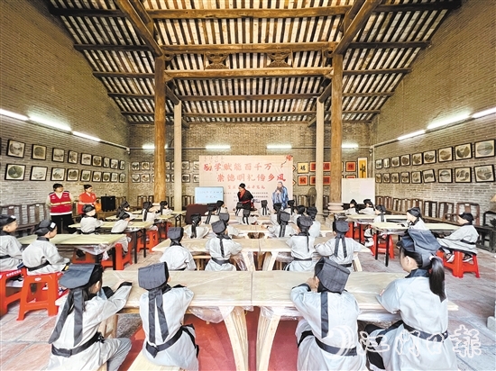 篁莊社區(qū)培育多個品牌活動，讓文化“可閱讀、可體驗、可感知”。圖為社區(qū)開筆禮現(xiàn)場。