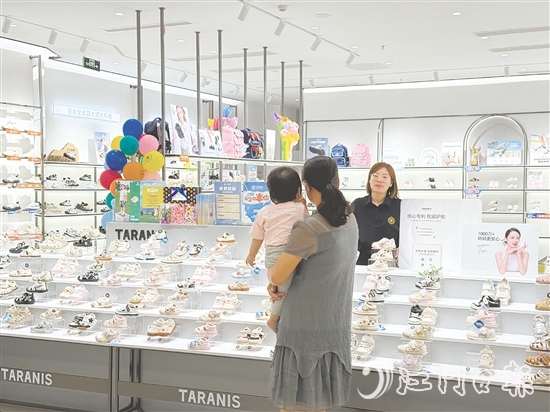 商家推出兒童節(jié)優(yōu)惠活動，吸引消費者駐足選購。