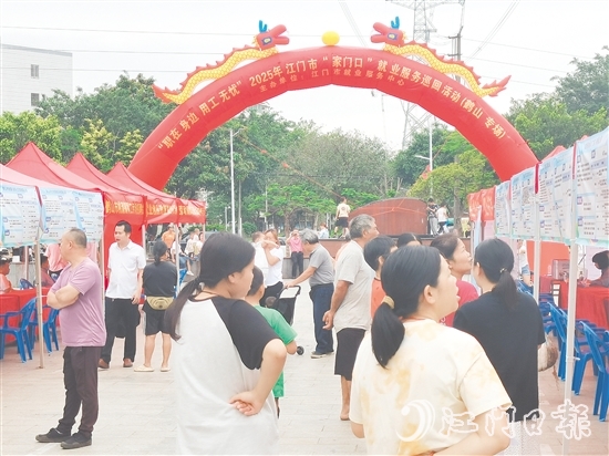 活動(dòng)吸引300余名求職者進(jìn)場。