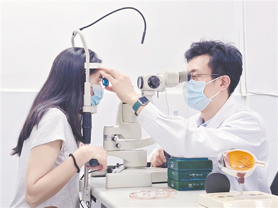 醫(yī)生對患者進行檢查。