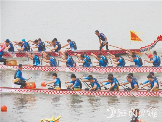 5月31日上午，2025年開平市國際龍舟邀請賽成功舉行，36支國內(nèi)外龍舟隊(duì)亮相潭江，飛馳競渡。