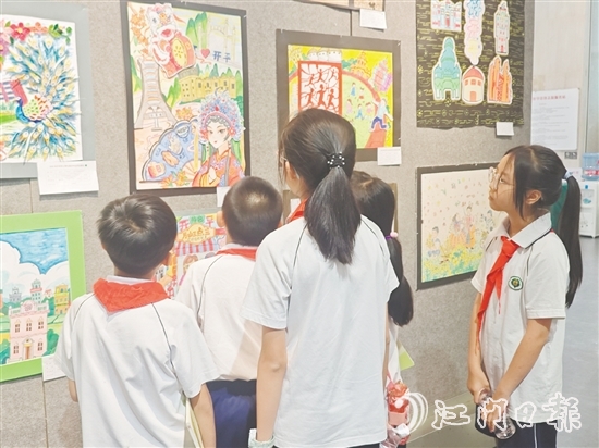 充滿童趣的繪畫作品吸引不少學(xué)生駐足欣賞。