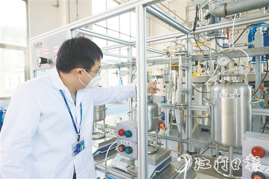 胡楊對生產(chǎn)步驟進(jìn)行檢查。