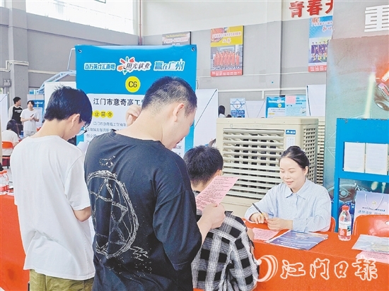 招聘會(huì)現(xiàn)場(chǎng)，企業(yè)與求職者充分溝通。