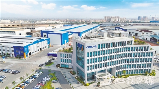 大鰲鎮(zhèn)是廣東省集裝箱制造專業(yè)鎮(zhèn)，已形成以新會中集集裝箱有限公司為龍頭的產(chǎn)業(yè)集群。