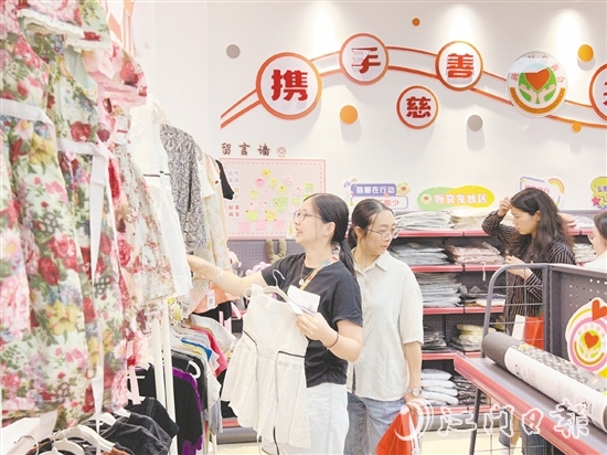 城東慈善超市成為一個(gè)愛心營(yíng)地。