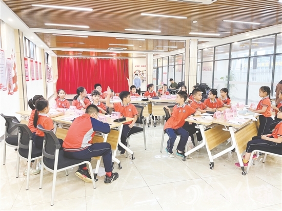 濱江社區(qū)創(chuàng)新舉辦“紅領(lǐng)巾議事會”，讓孩子們成為社區(qū)治理的“小當(dāng)家”。