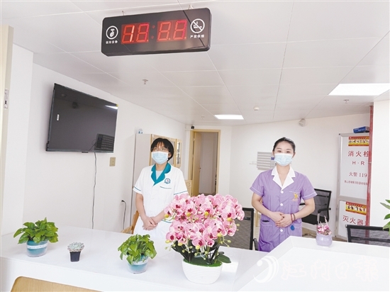 鶴山工業(yè)城養(yǎng)老服務中心設(shè)置呼叫站，確保長者能及時享受專業(yè)的護理和醫(yī)療服務。