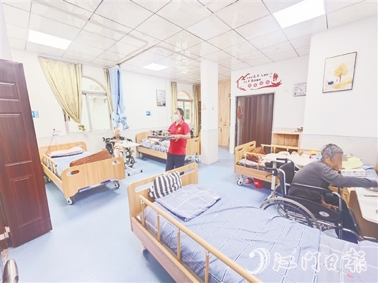 在鶴山市社會福利院，長者們的房間變得更加明亮、舒適。