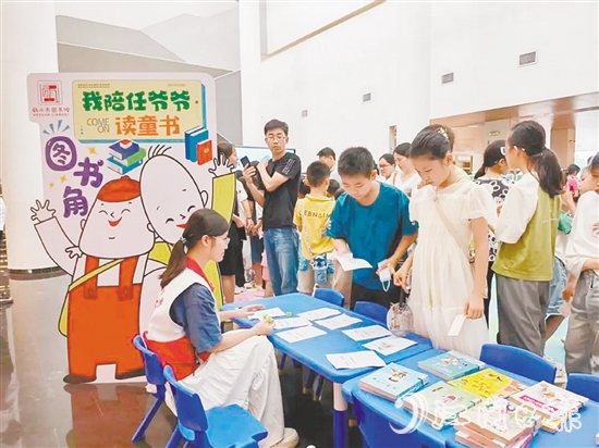 在鶴山市圖書館，小朋友參加游園會。