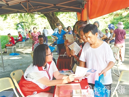 工作人員向市民宣傳新修訂的檔案法，普及家庭檔案建檔知識(shí)。