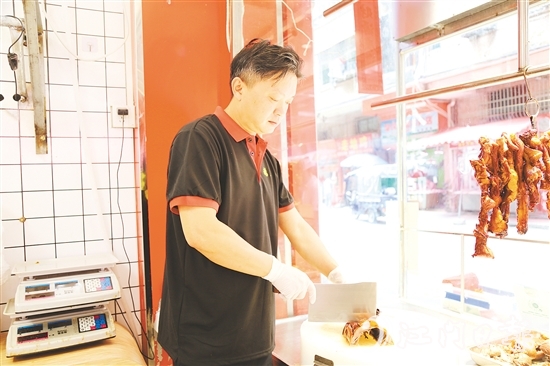 溫偉榮參加馬岡鵝烹飪技藝專業(yè)培訓(xùn)班，收獲頗豐。