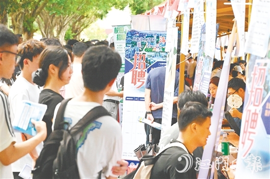 招聘活動現(xiàn)場人頭攢動。