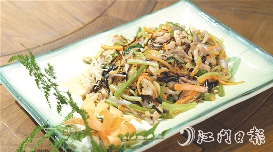 陳皮五彩絲色彩斑斕、口感豐富。