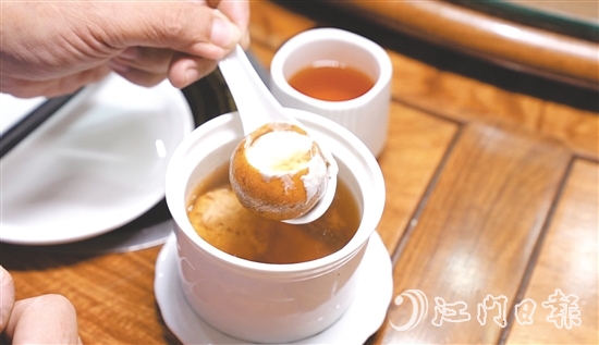 陳皮金盞湯是湯中湯，以新會(huì)陳皮搭配多種食材熬制而成。