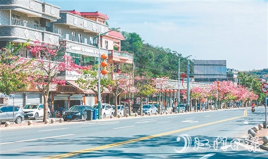 三合鎮(zhèn)溫泉村將生態(tài)優(yōu)勢轉(zhuǎn)化為發(fā)展優(yōu)勢，打造“水清岸綠、設(shè)施完善、鄉(xiāng)風(fēng)文明”的宜居環(huán)境。