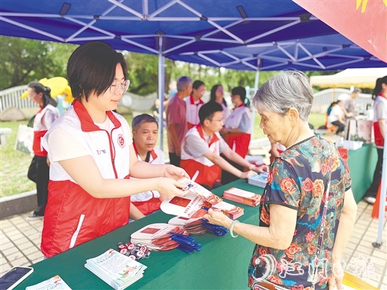 工作人員向群眾普及檔案法、檔案法實(shí)施條例等法律法規(guī)知識(shí)，增強(qiáng)群眾的檔案法治觀念。