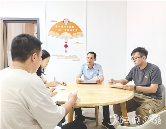 羅哲敬（右）用腳步丈量土地，用真情化解堅(jiān)冰。