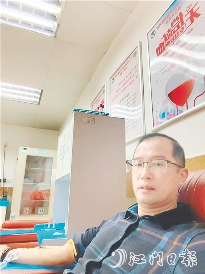 易國城在江門市中心血站獻(xiàn)血。