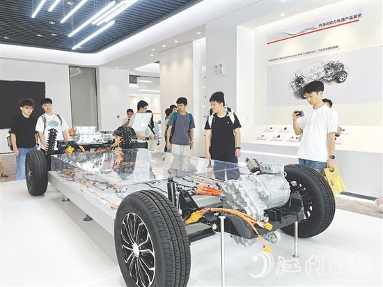 在鶴山市得潤(rùn)電子科技有限公司，學(xué)子們參觀了電子連接器及車聯(lián)科技產(chǎn)品的智能化生產(chǎn)線。