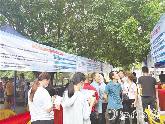 招聘會現(xiàn)場人來人往，各企業(yè)紛紛亮出自家“靚崗位”“好待遇”。